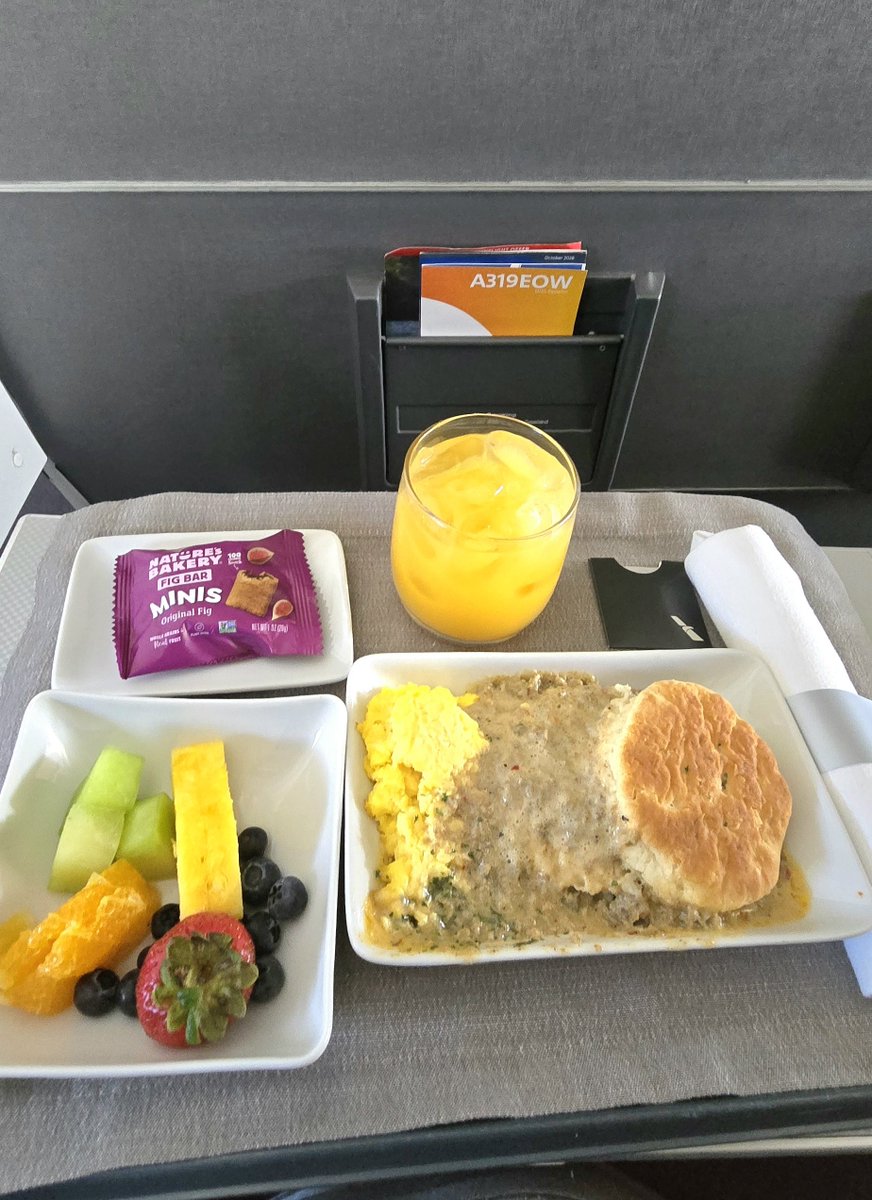 patstravelrevu's tweet photo. #AmericanAirlines #A319 #FirstClass #Breakfast #PHX to #Omaha https://t.co/zZXcN4dU4V #inflightmeal #airplanefood #airlinemeal #travel #luxurytravel #aviation #avgeek #AmericanAir #AA #American #OMA #BiscuitsandGravy #patstravelreviews https://t.co/CxPFlle4LB