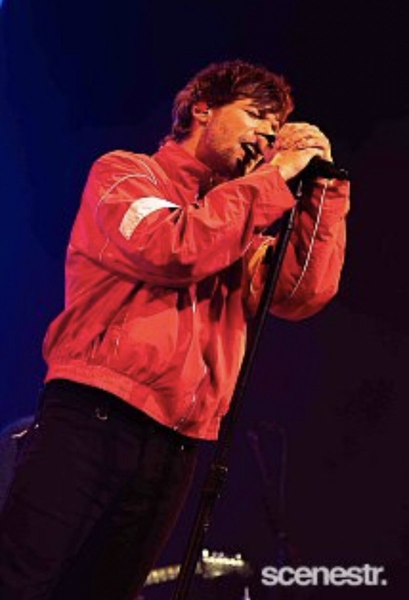 LTUpdatesPL's tweet photo. 📃 Recenzja: Louis Tomlinson  @ John Cain Arena (Melbourne)

Gadżety One Direction, transparenty wykonane przez fanów i arena pełna emocji zalały Melbourne, gdy Louis Tomlinson przyjechał ze swoją trasą koncertową How Did We Get Here? na John Cain Arena.

To był wieczór (20 października), który przypomniał fanom, dlaczego jego muzyka wciąż tak wiele dla nich znaczy. Od momentu wejścia na arenę, atmosfera była pełna energii. 

Fani, ubrani w gadżety One Direction i przeplatający wspomnienia z przeszłości zespołu, zebrali się wieczorem, aby zobaczyć Louisa na scenie.

Przez cały wieczór Louis wykonywał uwielbiane przez fanów utwory, w tym „Out Of My System”, „Lemonade” i „Written All Over Your Face”, a tłum śpiewał każde słowo.

Energia na arenie była niezaprzeczalna, gdy fani tańczyli, krzyczeli i świętowali każdą chwilę u boku piosenkarza. To, co czyni Tomlinsona tak wyjątkowym artystą, to więź, jaką zbudował ze swoimi fanami.

Przez cały wieczór wielokrotnie wspominał, jak bardzo uwielbia Melbourne – to była prosta rzecz, która sprawiła, że ​​publiczność poczuła się dostrzeżona i doceniona. Było jasne, że ta więź wykraczała poza muzykę, tworząc autentyczne poczucie bliskości między Louisem a ludźmi, którzy przyszli go zobaczyć.

Jeden z najbardziej pamiętnych momentów wieczoru nadszedł niespodziewanie, gdy Louis wykonał akustyczną wersję utworu „Night Changes” zespołu One Direction. Gdy znajoma melodia wypełniła arenę, atmosfera zmieniła się niemal natychmiast.

Fani szlochali, śpiewali razem z zespołem i wysłuchali się w każde słowo piosenki, przywołując wspomnienia sprzed lat wszystkim, którzy dorastali słuchając zespołu.

Przez chwilę wydawało się, jakby czas stanął w miejscu. Usłyszenie piosenki, która kiedyś była częścią historii One Direction, wykonanej na żywo przez Louisa w tak intymny sposób, było wzruszającym przeżyciem dla wszystkich obecnych.

Reakcja tłumu jasno pokazała, jak ważne było to wydarzenie, zamieniając arenę w miejsce wspólnego doświadczenia nostalgii i miłości.

Poza pełnymi energii występami i ulubionymi utworami fanów, to właśnie te spokojniejsze, bardziej osobiste momenty sprawiły, że ten wieczór był tak wyjątkowy. Louis potrafi sprawić, że miejsce wypełnione tysiącami ludzi nabiera intymnej atmosfery, przypominając fanom, że są częścią czegoś znacznie większego niż koncert.

Trasa koncertowa How Did We Get Here? udowodniła, że ​​więź Louisa Tomlinsona z fanami jest silniejsza niż kiedykolwiek.

Od energii solowych hitów po emocjonalne zaskoczenie w utworze „Night Changes” – występ w Melbourne był mocnym przypomnieniem, jak muzyka może łączyć ludzi poprzez wspólne chwile.

©https://t.co/QUA4S6RRyT
fot. Hayley Turner