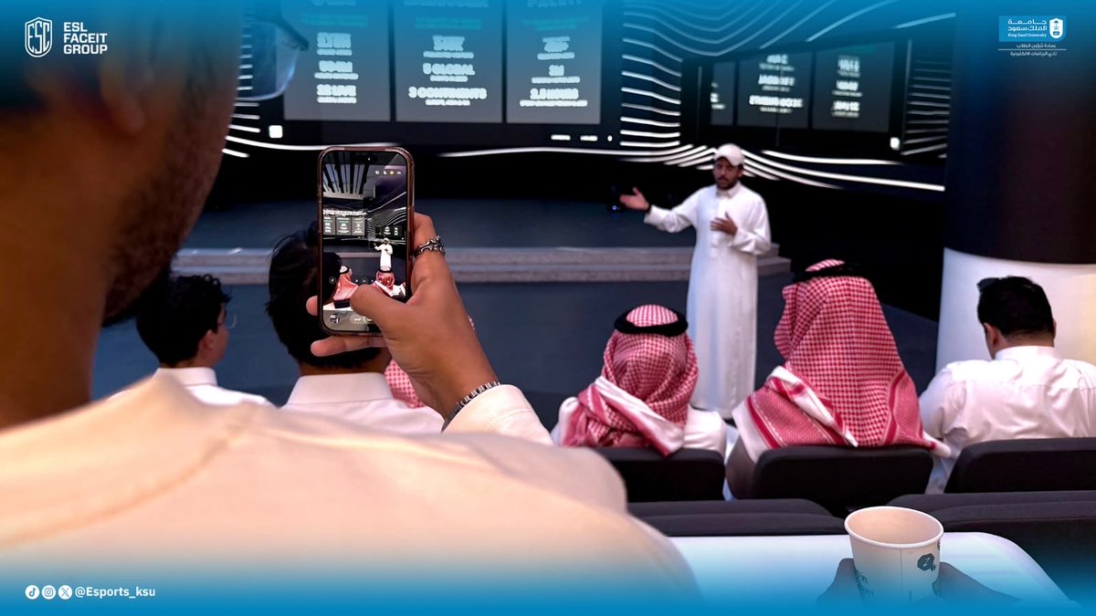 Esports_ksu's tweet photo. سعدنا بزيارة أعضاء نادي الرياضات الإلكترونية إلى ESL FACEIT Group والتعرّف على كواليس العمل والتشغيل في قطاع الإيسبورت، والاستفادة من خبرات وتجارب فريق العمل 🎮

كل الشكر لهم على حفاوة الاستقبال وإثراء تجربة أعضائنا بالمعرفة والخبرة 🤍 https://t.co/aY7xqrCtth