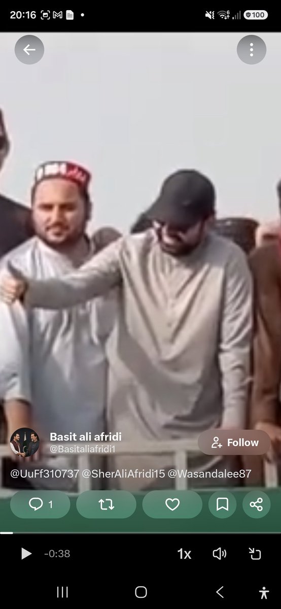 UuFf310737's tweet photo. @Basitaliafridi1 @SherAliAfridi15 @Wasandalee87 Yeh jo PTI wali topi hai yeh hain? .kaprron ka colour picture mai aur video mai change lag raha haie s liye pehchanne mai nhi aaye. 
Good hai achi baat hai kam az kam darpok nhi hain agar longmarch mai shamil hoye hain . https://t.co/YKM7Jt9qks