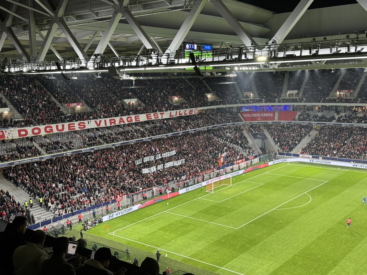 TBurrows16's tweet photo. Lille home supporters hold up a banner reading 'Lille contre les casseurs, soutien aux commercants' ('Lille against the vandals, support for the shopkeepers') following last weekend’s riots 

LOSC had been leading Galatasaray 2-1, but currently trail 4-2 https://t.co/ZgDRloiKlp