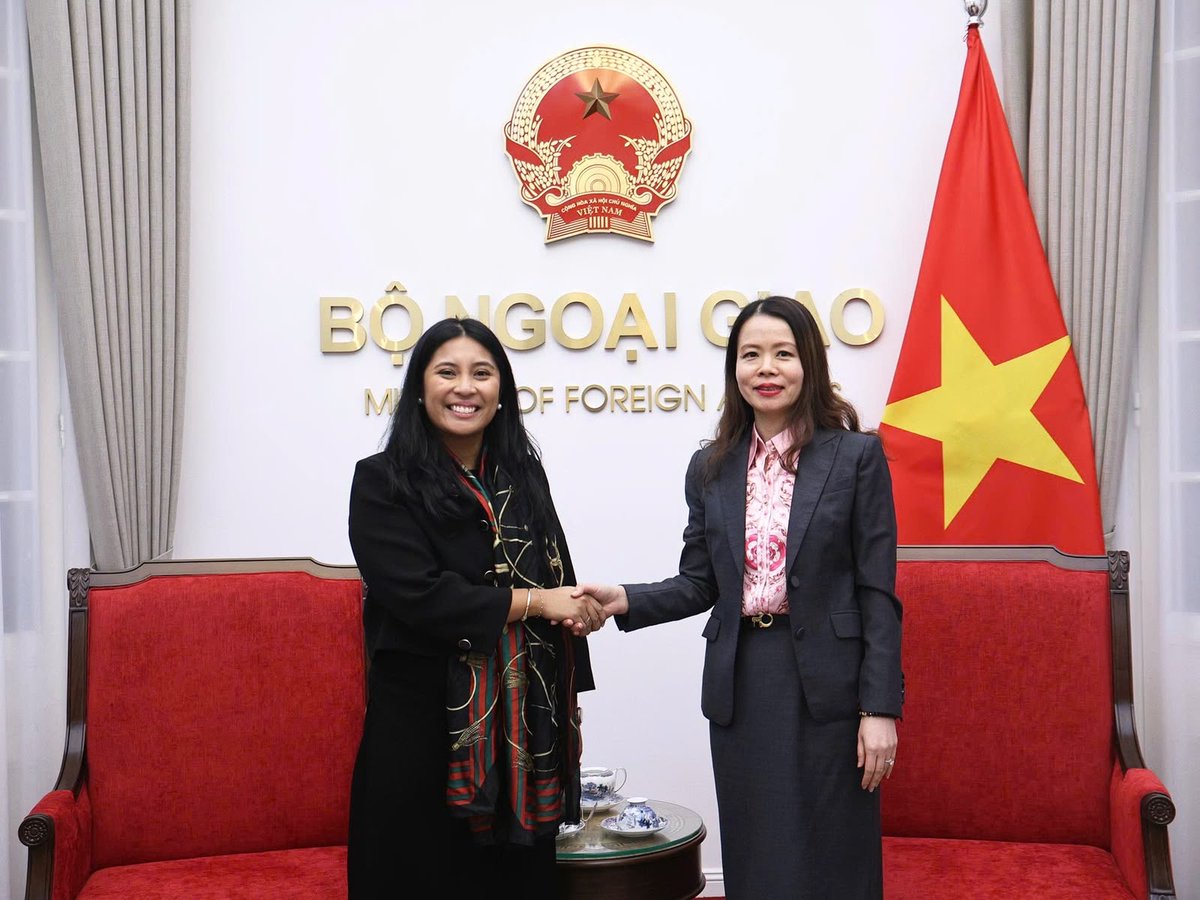 ExportGov's tweet photo. In Vietnam, Deputy Assistant Secretary Kelly Coldiron promoted the U.S. trade and investment relationship. She met with key government officials and focused on topics including energy, defense, and Super Intelligence. She also met with business leaders to share ideas. @TradeGov https://t.co/u0XJ9YusCi