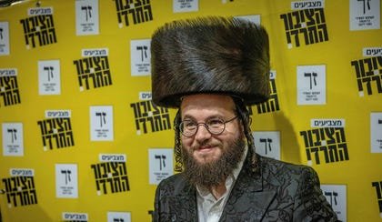 Duduoppe's tweet photo. עזבו רגע את הדיון האסטרטגי.

יעברו או לא יעברו.

גוש נתניהו או גוש אנטי נתניהו.

רק מי שגדל בחינוך החרדי יכול להבין, באמת, כמה חשוב המאבק של מפלגת הציבור החרדי.

רובכם לא יודעים מה זה ללמוד, לראשונה בחיים, את האיי בי סי רק כשאתם בני 30, וטוב שכך.

רובכם לא יודעים מה זה להיתקל, לראשונה, במשוואה במעלה ראשונה רק בגיל 25, וטוב שכך.

רובכם לא יודעים מה זה לראות חבר טוב שלוקח עוד ועוד קורסים באנגלית אבל לעולם לא ילמד לשלוט בשפה כמו שצריך, רק כי הוא לא התחיל מספיק מוקדם.

ש"ס ויהדות התורה נמצאים בתודעת "נגלגל את הגחלים הלוחשות מתחת לשטיח, ויהיה בסדר". או שמספרים לעצמם סיפורים על בתי הספר המפלגתיים שכן "מלמדים" ליבה.  (וברמה כל כך נמוכה, שכבר עדיף שלא היו מלמדים כלום). רק לפני כמה ימים פגשתי חבר שהבן שלו לומד אנגלית כביכול בתלמוד תורה. אשתו, האמריקאית, התקשרה למורה לאנגלית (שהוא גם אברך כמובן) כדי לשאול אותו משהו על שיעורי הבית.

והאיש לא מדבר אנגלית. בכלל. בקושי "הלו" ו"ביי". להתלונן? אין למי. המנהל יענה שזה מה יש, והוא צודק ככל הנראה. אז הילד נשאר שם, ממשיך "ללמוד אנגלית", והפוליטיקאים החרדים יכולים להמשיך ללכת לחוגי בית ולספר שכן, חלק גדול מבתי הספר שלהם כבר מלמדים ליבה והכל בסדר. 

זו אחת הסיבות שהמפלגות החרדיות כל כך מתנגדות לממ"חים המפוקחים - להקריב את האמת בשם הבלוף.

אז מפלגת הציבור החרדי באה לזעוק את זעקתם של החרדים האלה. האם היא תעבור? השאלה היותר חשובה, במקרה הזה, מ"כמה ישראלים מזדהים איתם", היא "כמה מהמזדהים מאמינים שהיא תעבור את אחוז החסימה". 

ופה, המצב לא מזהיר במיוחד. אחוז החסימה, שנולד בשביל להגביר את היציבות הפוליטית ולפגוע במפלגות הערביות האנטי ציוניות (ונכשל כישלון חריף בשתי המטרות) לא רק יוצר גירעון דמוקרטי של עשרות ולפעמים מאות אלפי קולות שפשוט נזרקים לפח, אלא גם מונע שינוי. מכל סוג. כולם מעדיפים ללכת על בטוח, להיצמד לגופים הקיימים, העיקר לשרוד.

כל עוד זה המצב, השינוי המיוחל כנראה לא יגיע. אבל מוטי לייטנר לפחות הצליח, עוד לפני שהקלפי הראשונה בישראל נפתחה והמעטפה הראשונה שולשלה, להביא את הזעקה מהשטח לשיח. הח"כים החרדים נמצאים פתאום קצת במגננה. רק לפני כמה ימים יעקב אשר מצא את עצמו, בחוג בית בשכונה חרדית, נאלץ להסביר למה הוא מתנגד לממ"חים. מה הוא מציע שלייטנר לא, מעבר לסיסמאות של "ועשית כל אשר יורוך". והדיון הפנים חרדי מתחיל לזוז, מעט מעט, לכיווני תכלס ולמחשבות על העתיד.

וגם זה משהו. בתור התחלה.