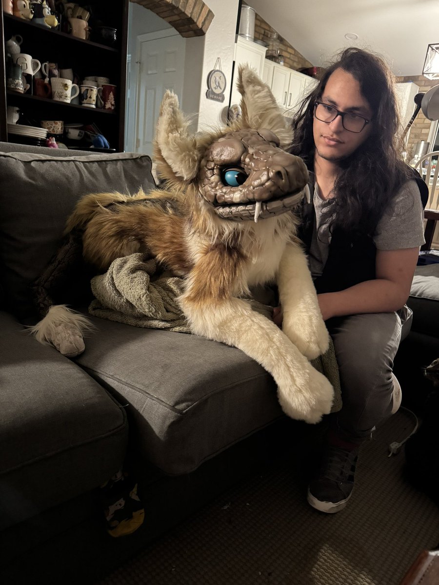 Foxikel's tweet photo. Whiskey the Nightstalker!🌵

Huge thank you to @vertebress for their amazing body pattern! 🐍

-
#nightstalker #fallout #falloutcosplay #puppet #falloutnv https://t.co/WwG6jsVC4r