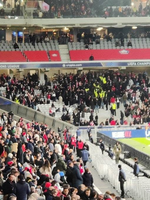 _FootPlus's tweet photo. 🚨 DU GRABUGE DANS LES TRIBUNES DE PIERRE-MAUROY ! 😳

Des tensions et des mouvements de foule ont éclaté dans les tribunes lors de LOSC – Galatasaray.

👉 Que s'est-il passé selon vous ? Votre avis 👇

#LOSCGS #LOSC #Galatasaray #LigueDesChampions #Supporters https://t.co/tDquv1ZzCf