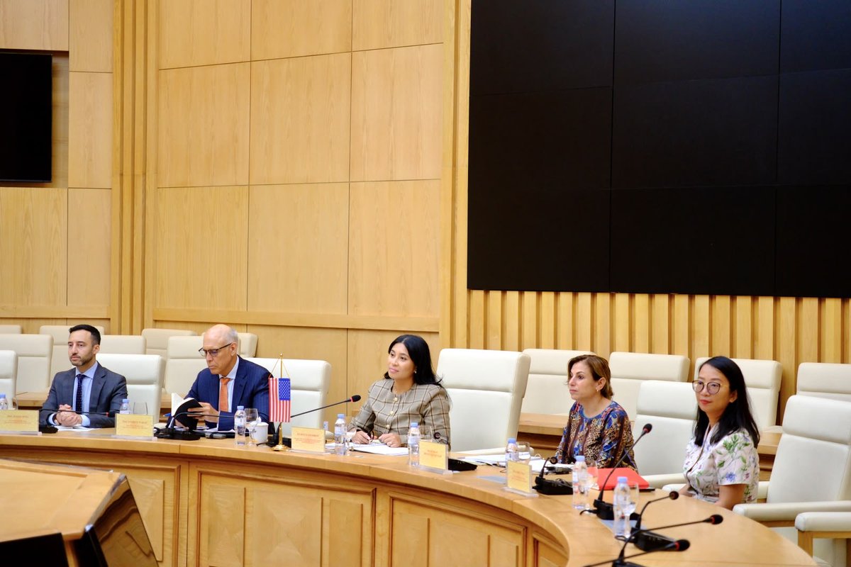 ExportGov's tweet photo. In Vietnam, Deputy Assistant Secretary Kelly Coldiron promoted the U.S. trade and investment relationship. She met with key government officials and focused on topics including energy, defense, and Super Intelligence. She also met with business leaders to share ideas. @TradeGov https://t.co/u0XJ9YusCi