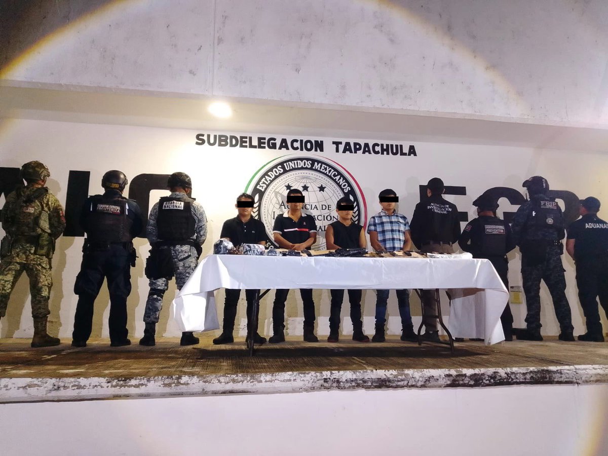SolisInforma's tweet photo. 🚨 Cuatro hombres fueron detenidos en el Centro de Atención Integral al Tránsito Fronterizo de Huixtla; tres son de nacionalidad guatemalteca y uno mexicano. 

La @sspchiapas informó que les aseguraron cuatro armas de fuego, cargadores y una camioneta Toyota Hilux con reporte de robo. Quedaron a disposición de las autoridades. Aseguran pertenecer al cártel del Pacífico.