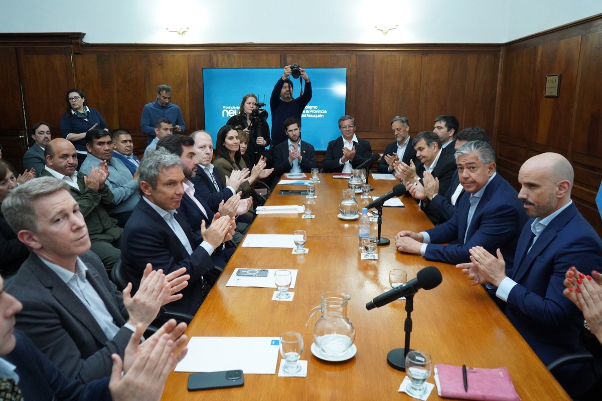 Rolo_Figueroa's tweet photo. SE PRESENTARON 22 PROYECTOS PARA PRODUCIR Y CUIDAR EL AGUA EN VACA MUERTA 

Once operadoras nos presentaron 22 iniciativas: once productivas, con más de 200 hectáreas bajo riego, y once de reúso de agua de producción en las fracturas. Participaron YPF, Vista, PAE, Tecpetrol, Pluspetrol, Pampa, TotalEnergies, Shell, Chevron, GeoPark y Phoenix.

Hace unos años, San Patricio del Chañar era un desierto; hoy es tierra que da trabajo y futuro. Queremos que esa historia se repita en toda la región de Vaca Muerta: donde hay agua, que haya cultivos, producción y oportunidades. Vamos a licitar proyectos agrícola-ganaderos en tierras fiscales para que cada intendente vea que su pueblo, además de gas y petróleo, puede crecer con la tierra. Es una forma de cuidar lo nuestro y de construir una Neuquén que diversifica su producción y lleva desarrollo a cada rincón.