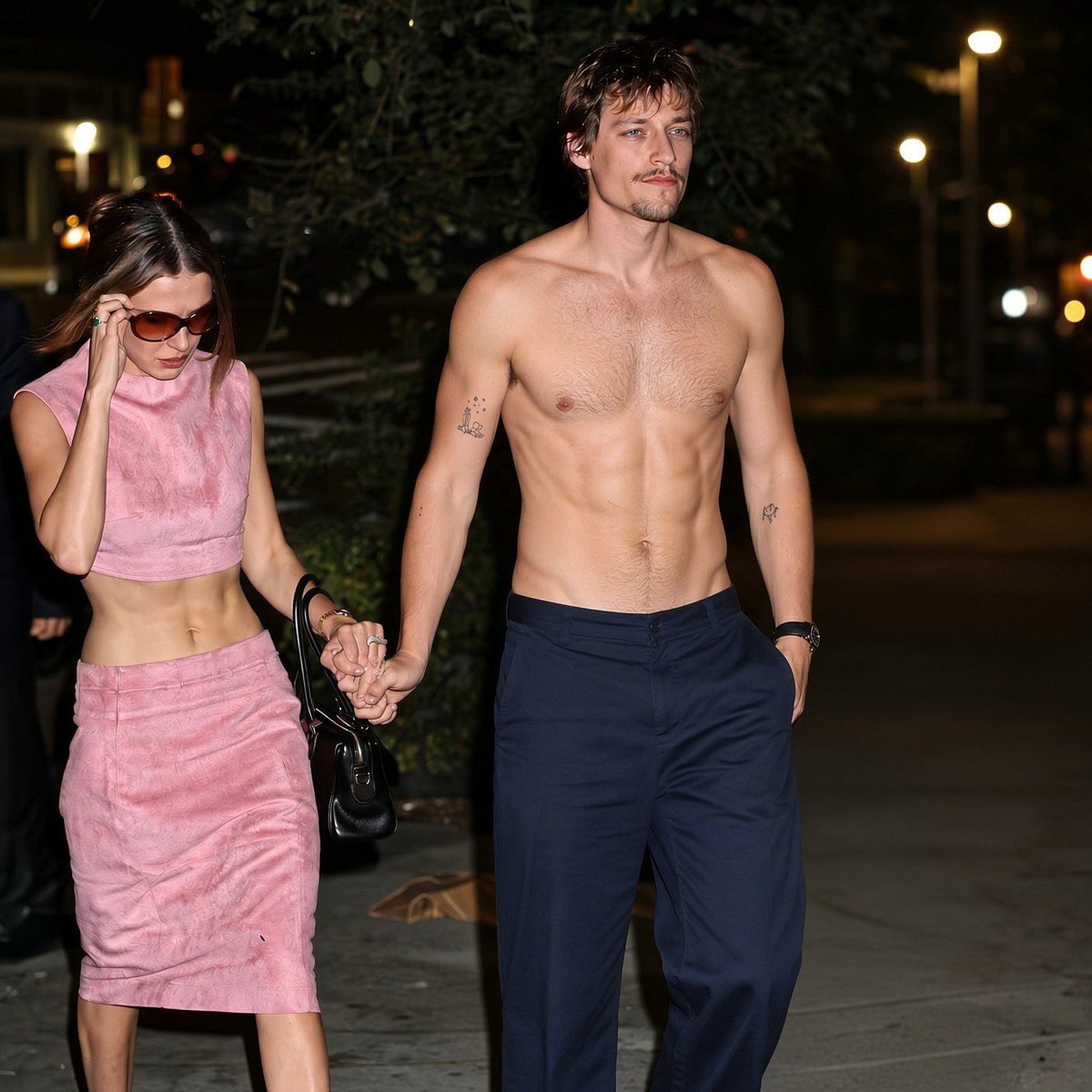 UKViewTime's tweet photo. Mi Millie Bobby Brown rocks a Barbie-pink cropped skirt set for a stylish date night with her husband, Jake Bongiovi. 💗 https://t.co/9VxUv17FEh