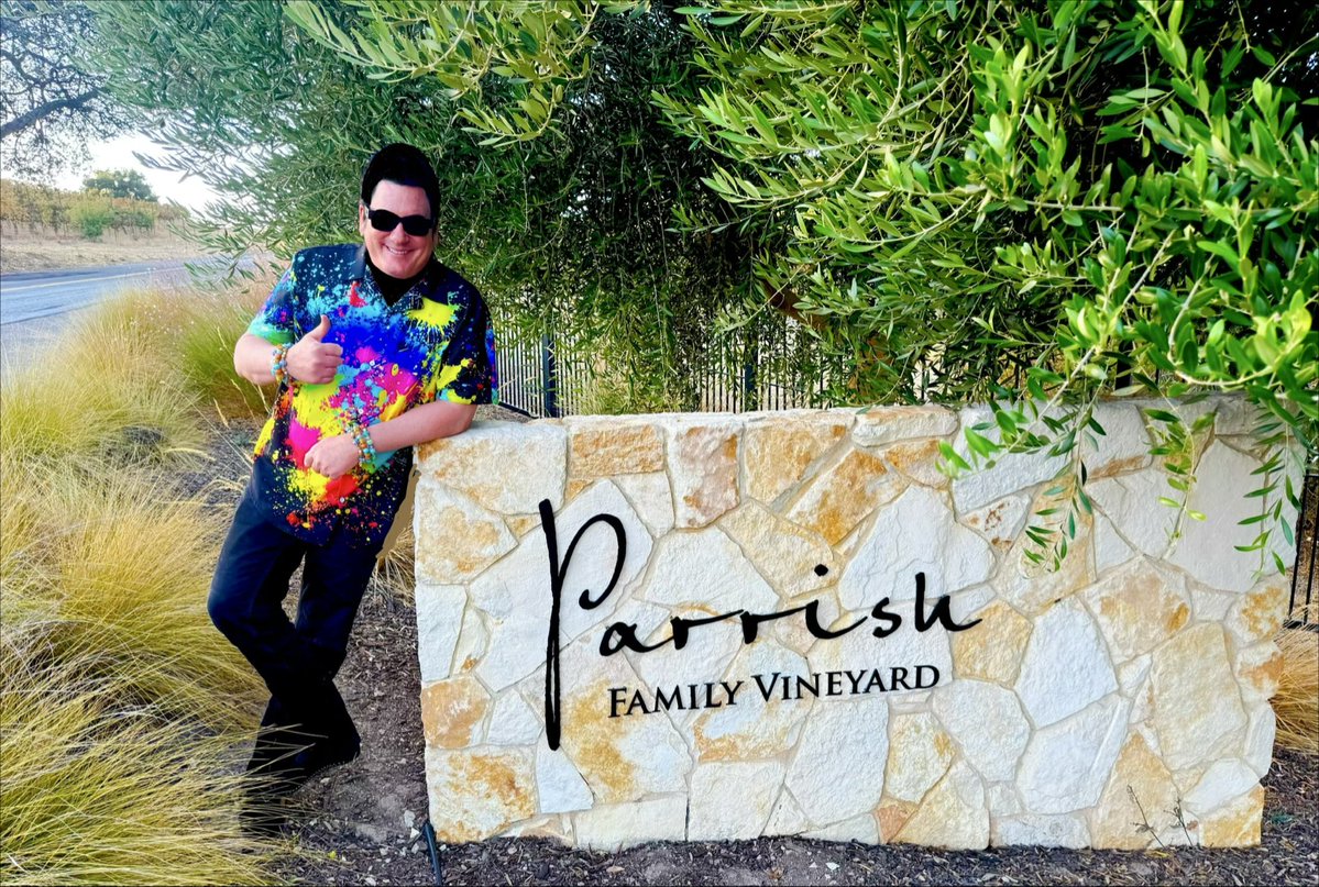 RetroBill's tweet photo. 🍷😎👍 “THUMBS UP” to my friend 👨🏻‍🍳 Chef Bryan Mathers & Parrish Family Vineyard in beautiful Paso Robles, California 🌳☀️ 

If you’re in the Paso Robles Wine Country area and are 
looking 👀 to dine, sip and relax in Southern California “Western Charm” may I highly suggest the Ranch-style home with wrap around porch at Parrish Family Vineyard. Kick-back and enjoy their finely crafted wines paired with Chef Bryan and his Kitchen Staff’s delicious culinary delights!!  The Apricot Chicken with duck fat roasted potatoes is off the charts delicious! Literally “finger lickin” good!” 😋

And the Apple dessert 🥧 is a rustic free-form pastry 🥮 with seasonal apples 🍎 🍏 served warm with a maple crème fraîche ice cream 🍨 and caramel drizzle!

If you visit be sure to tell Chef Bryan and the Parrish Family Vineyard Team that I recommended you go!

Be Safe.
Be Responsible.
Carpe’ Diem!
✌️😎🫶

#ParrishFamilyVineyard
#PasoRoblesWineCountry
#CulinaryExcellence
#WeekendVibes
