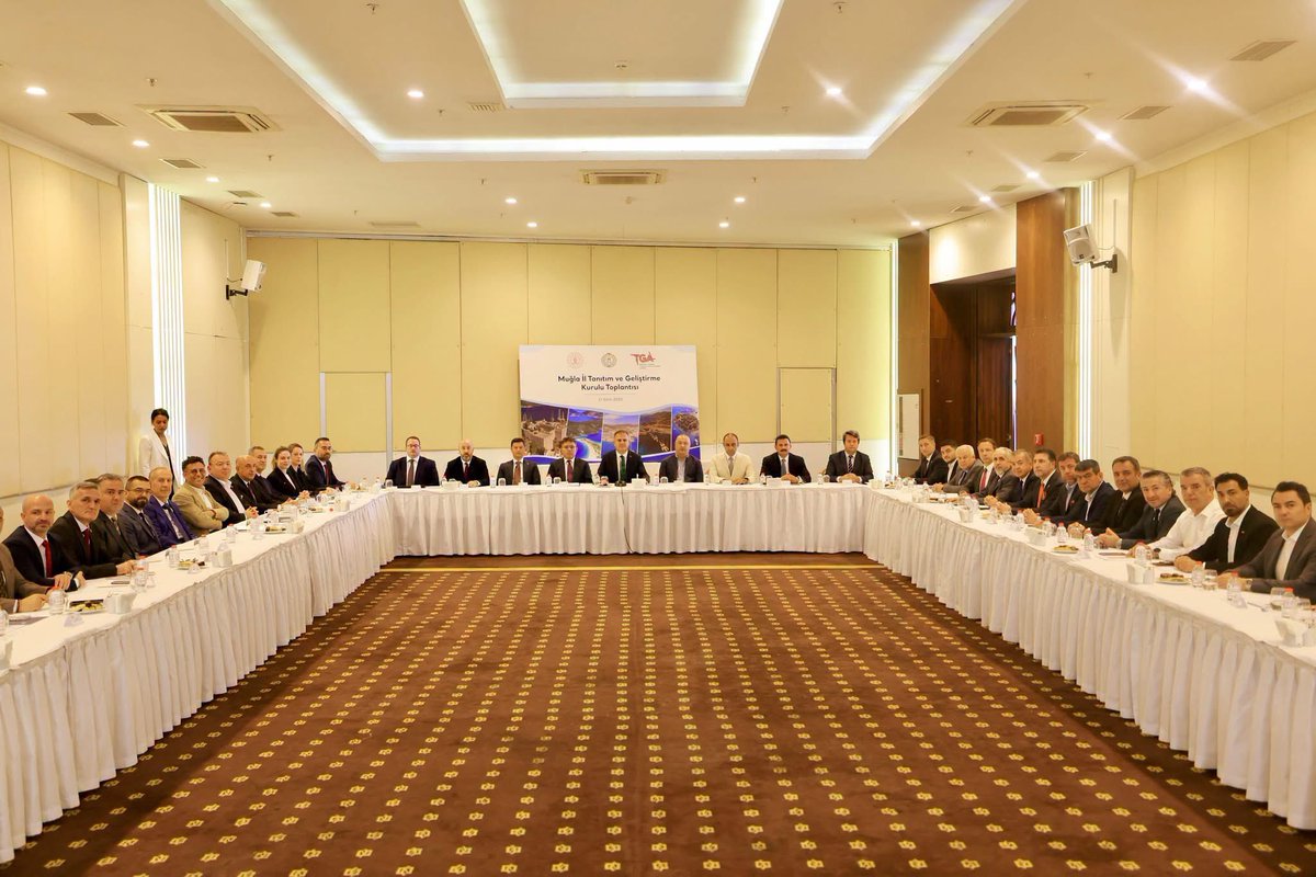 mutso48's tweet photo. MUTSO, MUĞLA İL TANITIM VE GELİŞTİRME KURULU TOPLANTISINA KATILDI

Muğla İl Tanıtım ve Geliştirme Kurulu (İTGP) 16. Toplantısı, Muğla Valisi Sayın Dr. İdris Akbıyık başkanlığında Marmaris’te gerçekleştirildi. Toplantıya MUTSO Yönetim Kurulu Başkanı Bülent Karakuş katıldı.

Toplantıda, Türkiye Turizm Tanıtım ve Geliştirme Ajansının (TGA) 2026 yılı tanıtım faaliyetleri, sürdürülebilir turizm çalışmaları ve Muğla’nın uluslararası turizm pazarındaki marka değerini güçlendirmeye yönelik adımlar ele alındı.

Toplantıya ilişkin değerlendirmede bulunan Başkan Karakuş, turizmin 12 aya yayılmasının bölge ekonomisi ve istihdam açısından önemine dikkat çekerek spor, kültür ve gastronomi turizminin geliştirilmesinin Muğla’nın rekabet gücüne katkı sağlayacağını vurguladı.