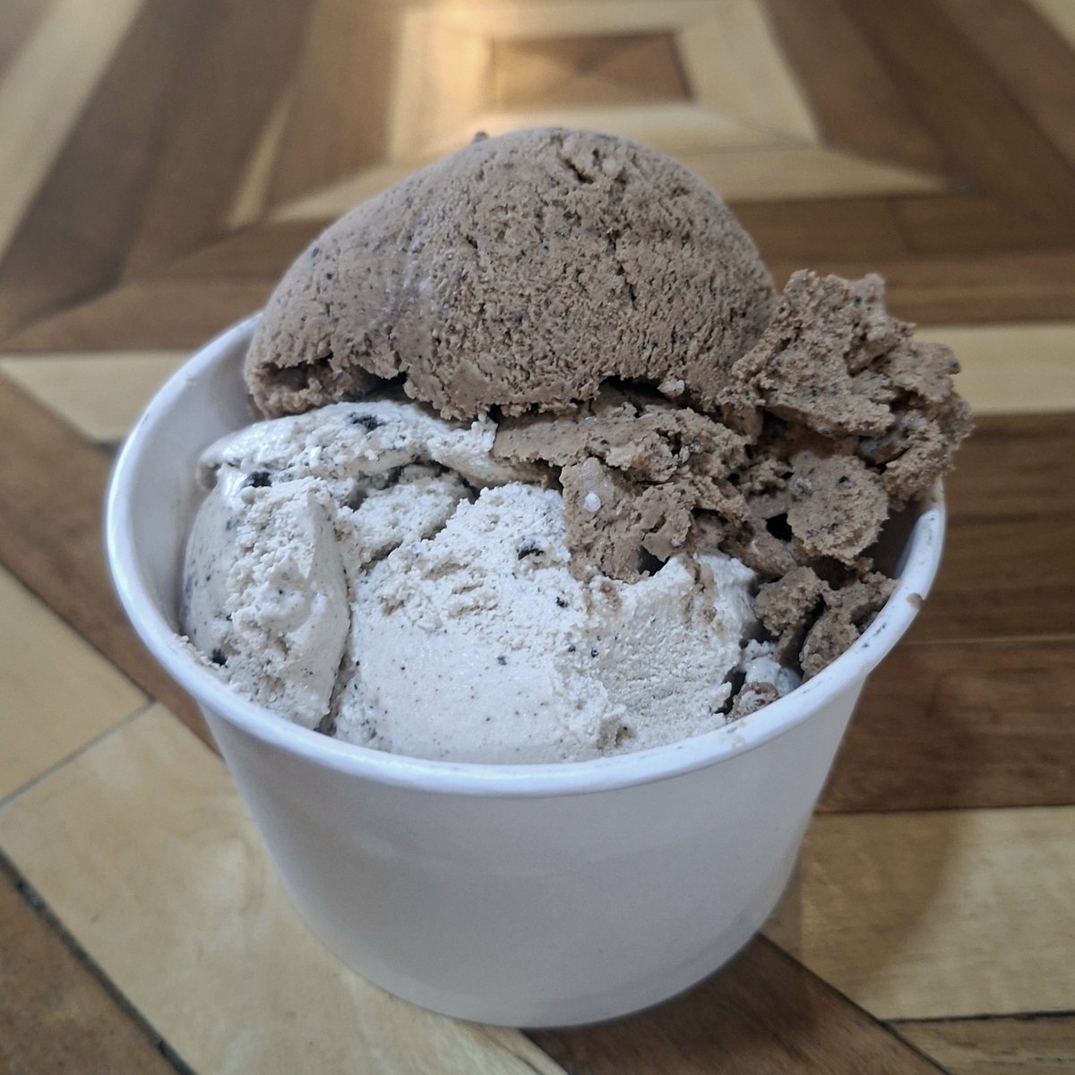 anglwq's tweet photo. After a long day of exams I break my fast with vegan chocolate and cookies ice cream, I dont know how many calories it had, i will guess 500 kcals but it so delicious that im okay with that (＾ω＾#) https://t.co/fKepSeGOlt