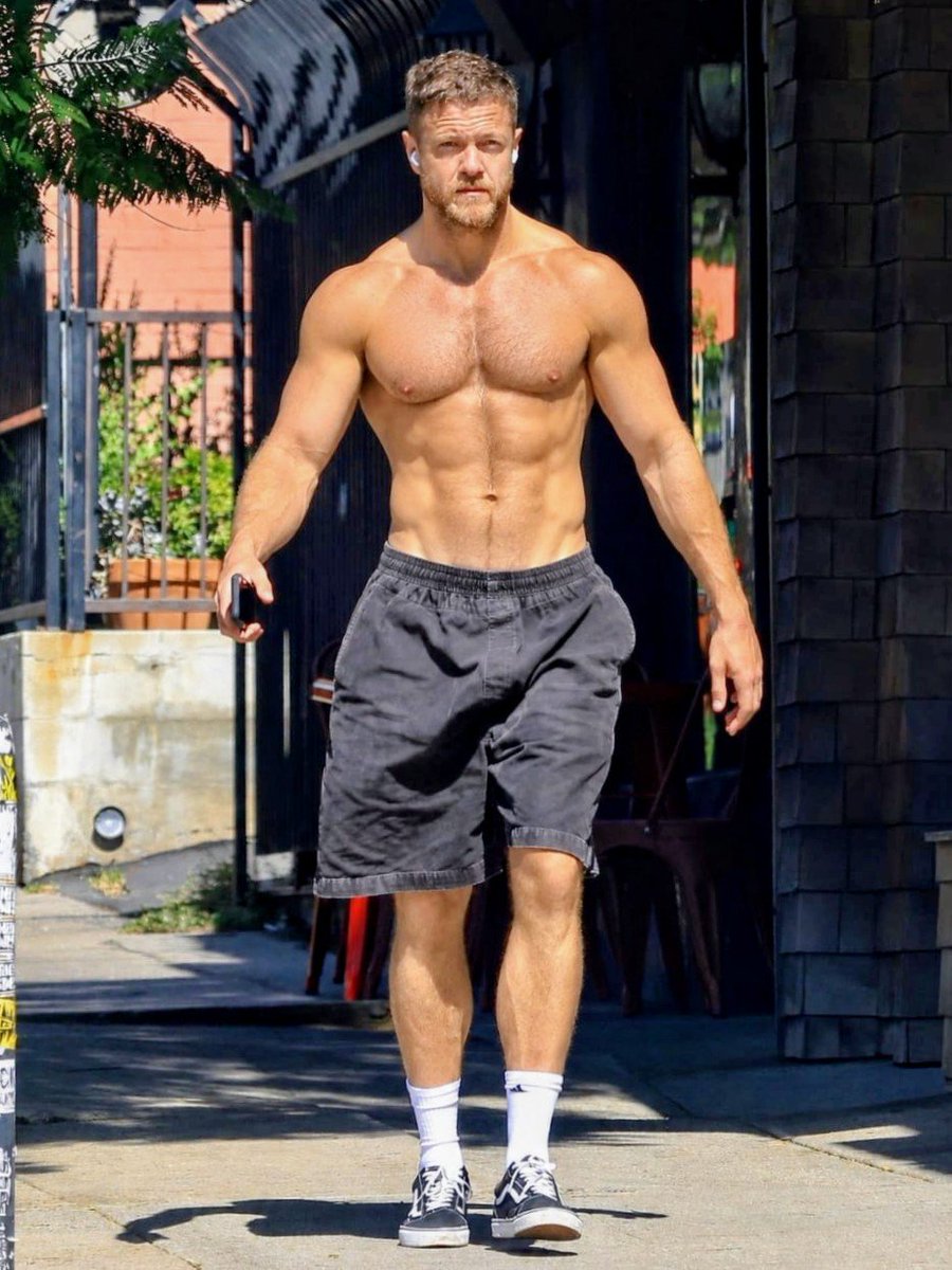 DramaQueenntv's tweet photo. Torso-baring Dan Reynolds captivates souls during a breathtaking sunny Los Angeles stroll. https://t.co/WRrOms2bRY