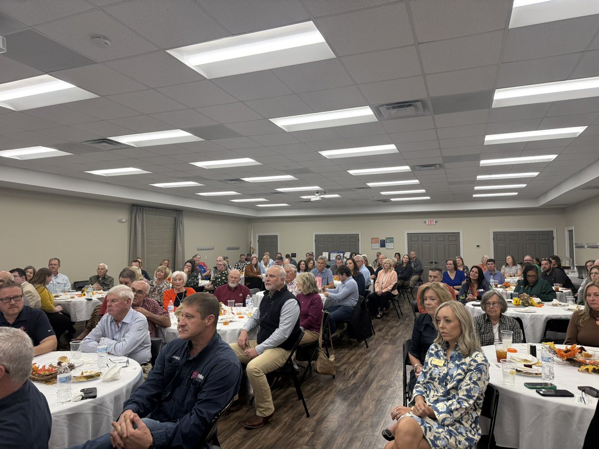 JamesComer's tweet photo. Great morning in Tompkinsville touring local businesses, speaking to a huge hometown crowd at the Monroe Co Chamber, and doing local media….No place like home #KY1 https://t.co/CJSc9QuYUQ