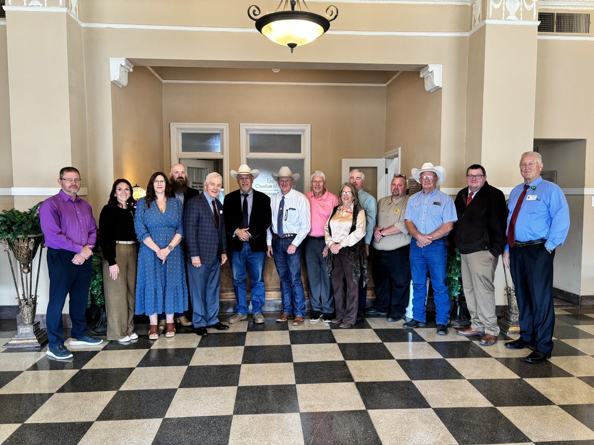 RepRWilliams's tweet photo. I appreciated the opportunity to join the Eastland Chamber of Commerce for Coffee With the Congressman.   

It was a pleasure to share an update on my work in Washington, D.C. and answer your questions.  

Thank you to Chamber Director Julie Elrod for putting this event together! https://t.co/7g8gVWXaZI
