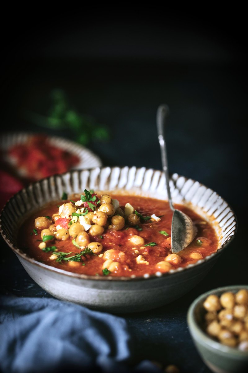 DianaVe80782978's tweet photo. ¡Mirad qué bien me ha quedado esta receta de Navarra! 😍🥣 

Hoy me he animado a preparar una sopa de pimientos del piquillo con garbanzos y un topping crujiente que le da el toque perfecto. 🌶️✨ ¿Os animáis a probarla? 🍂

#SomosEROSKI #pimientospiquillo #garbanzos https://t.co/Uc6PDbolOD