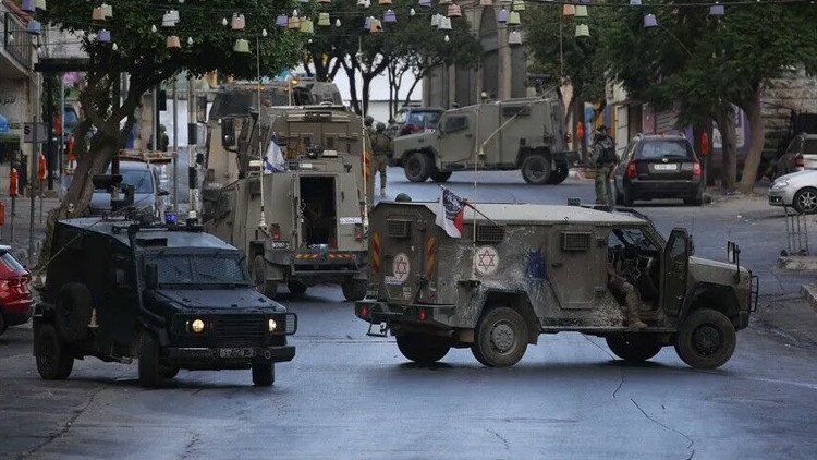 989kkSkylee's tweet photo. On the eve of the general election, armored vehicles were deployed on the streets—the safety of this electorate relied entirely on the strength of steel. https://t.co/Iz1jMi6QHD