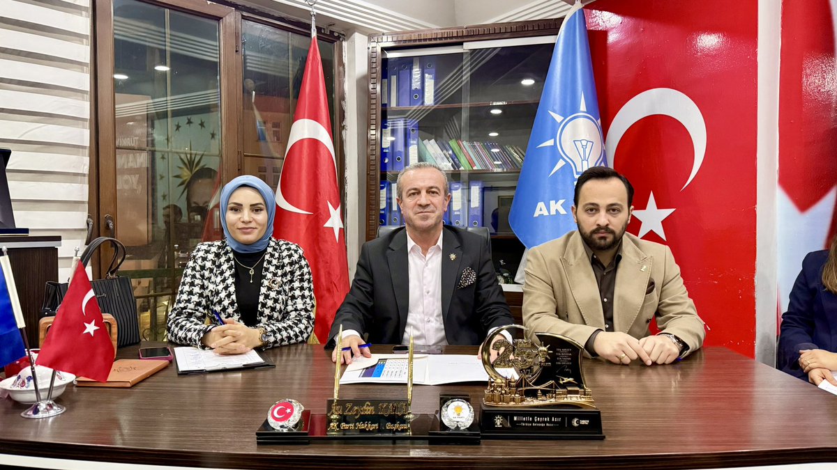 KayaZeydin's tweet photo. 📍 Hakkâri / AK Parti İl Başkanlığı

Siyasi, teşkilat ve yerel gündemli Haftalık Olağan İl Yönetim Kurulu Toplantımızda; saha programlarımızı, üye çalışmalarımızı, Ekim Ayı Danışma Meclisi hazırlıklarımızı ve önümüzdeki haftanın faaliyet planlamasını değerlendirdik.

Ana kademe, kadın kolları, gençlik kolları ve ilçelerimizin çalışmalarını istişare ettik.

Cumhurbaşkanımız ve Genel Başkanımız Sayın Recep Tayyip Erdoğan’ın liderliğinde Hakkâri’miz için çalışmaya devam.

@RTErdogan
@Akparti
@abuyukgumus
@MustafaAlkayis
@byildiz63