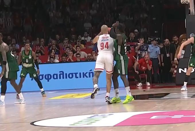 Jack14081982's tweet photo. #paobc 
Τον τραμπούκισαν, τον χλεύασαν, τον έβρισαν, τον λοιδόρησαν, τον εξευτέλισαν, τον αδίκησαν και δεν τον υπερασπίστηκε κανείς, αντιθέτως του χρέωσαν τα πάντα ακόμα και αυτοί που ευεργέτησε. 

Οφείλουμε ένα μεγάλο συγνώμη και ένα μεγάλο ευχαριστώ σε Αταμάν και παίκτες που πέρασαν αυτή την παρωδία και κατάφεραν να διατηρήσουν την ψυχική τους υγεία. 

Οι υπεύθυνοι πρέπει να αντιμετωπίσουν αυτό που τους αξίζει.