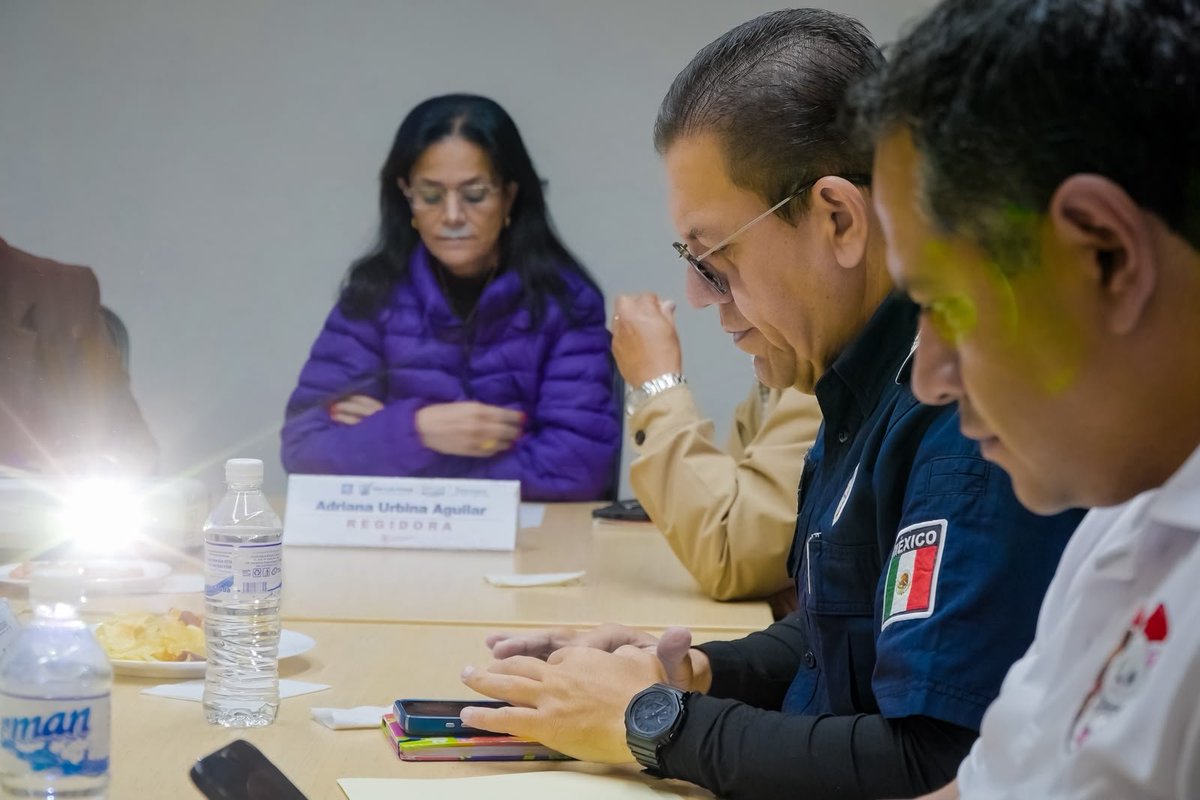 SSPCSLP's tweet photo. #InformaciónDeInterés 

🫱🏻‍🫲🏼 El secretario de Seguridad y Protección Ciudadana de la Capital, Comisario @JA_VillaG participó en la sesión ordinaria de la Comisión de la Unidad de Gestión de Bienestar y Protección Animal, donde se presentaron los resultados de septiembre en favor de los seres sintientes.🐕🐈

📝 Entre las acciones realizadas por el área  de @BAnimalSLP destacan las jornadas de esterilización, la atención a reportes de maltrato, el rescate y resguardo de animales, así como la continuidad de la campaña de vacunación antirrábica.

💙🐾  Con acciones coordinadas, desde el @SLPMunicipio construimos una ciudad más empática, consciente y comprometida con el bienestar de nuestros animales de compañía.
