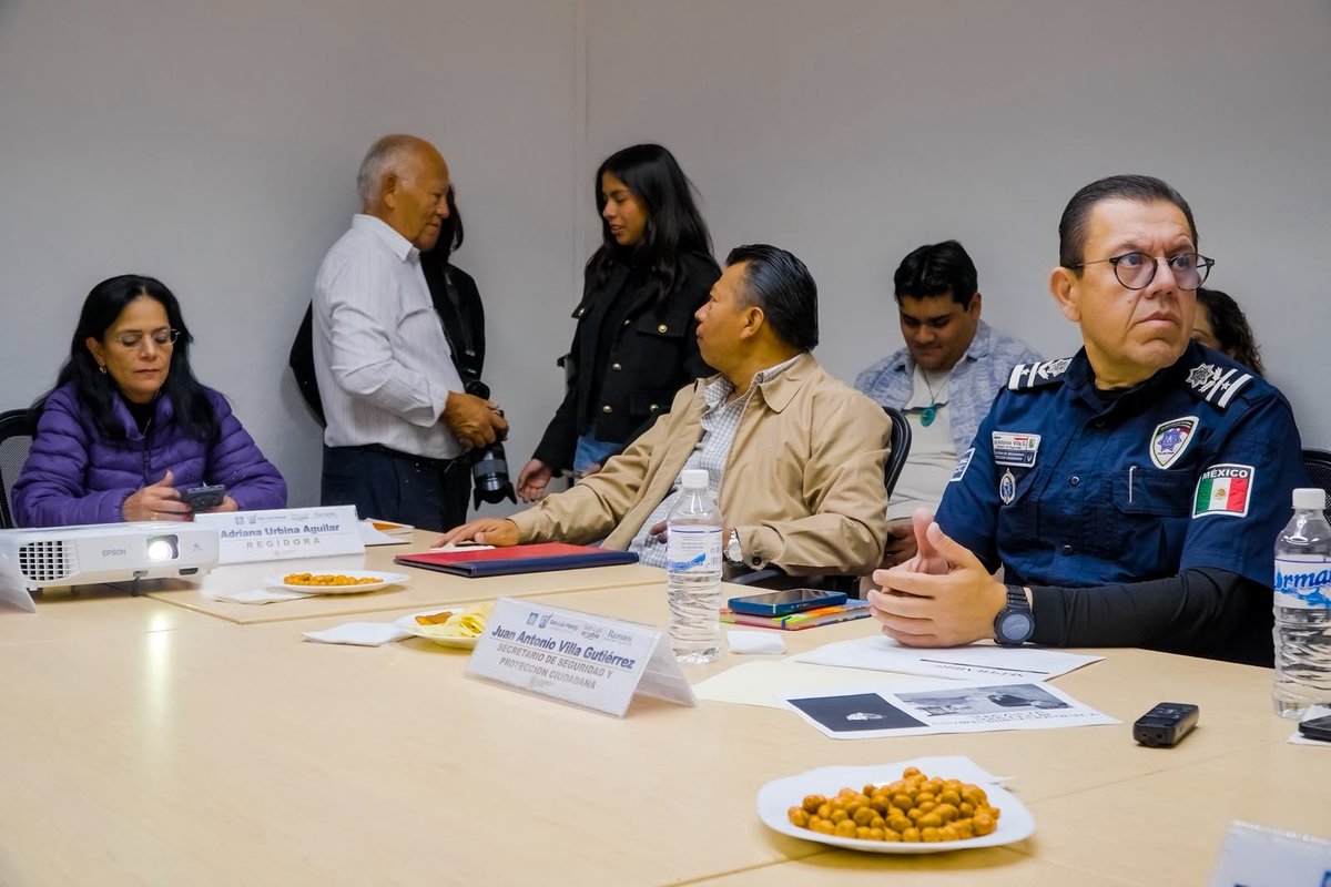 SSPCSLP's tweet photo. #InformaciónDeInterés 

🫱🏻‍🫲🏼 El secretario de Seguridad y Protección Ciudadana de la Capital, Comisario @JA_VillaG participó en la sesión ordinaria de la Comisión de la Unidad de Gestión de Bienestar y Protección Animal, donde se presentaron los resultados de septiembre en favor de los seres sintientes.🐕🐈

📝 Entre las acciones realizadas por el área  de @BAnimalSLP destacan las jornadas de esterilización, la atención a reportes de maltrato, el rescate y resguardo de animales, así como la continuidad de la campaña de vacunación antirrábica.

💙🐾  Con acciones coordinadas, desde el @SLPMunicipio construimos una ciudad más empática, consciente y comprometida con el bienestar de nuestros animales de compañía.