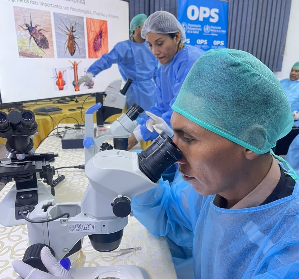 OPSOMSBolivia's tweet photo. Bolivia fortalece su red nacional de laboratorios de entomología médica para generar información oportuna, anticipar riesgos y orientar el control de vectores. 👨‍🔬25 técnicos, 📍17 municipios 🌐6 departamentos. Con apoyo técnico de #OPS y el proyecto #Protect del #BancoMundial. https://t.co/IlsBkAbvwJ