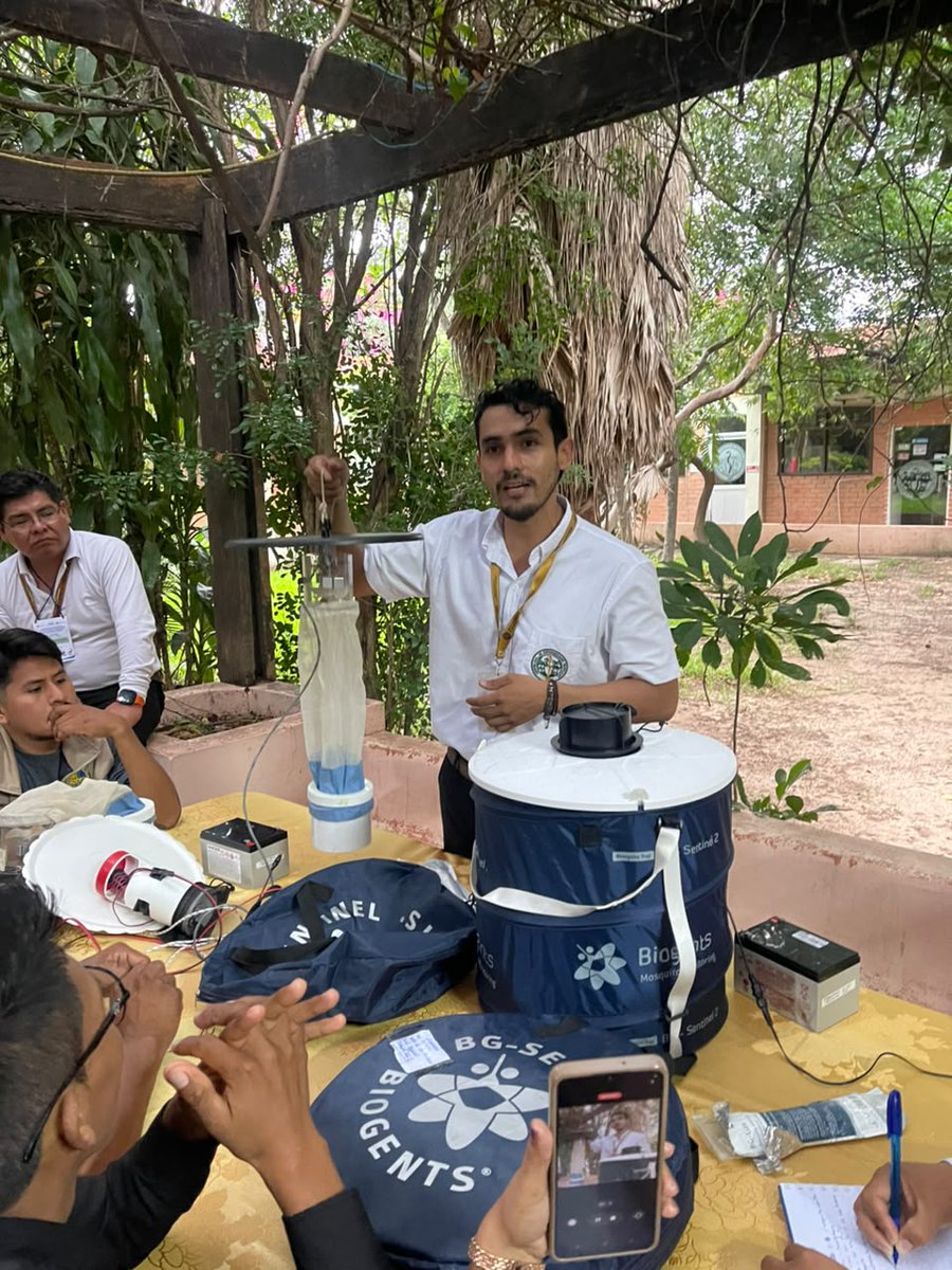 OPSOMSBolivia's tweet photo. Bolivia fortalece su red nacional de laboratorios de entomología médica para generar información oportuna, anticipar riesgos y orientar el control de vectores. 👨‍🔬25 técnicos, 📍17 municipios 🌐6 departamentos. Con apoyo técnico de #OPS y el proyecto #Protect del #BancoMundial. https://t.co/IlsBkAbvwJ