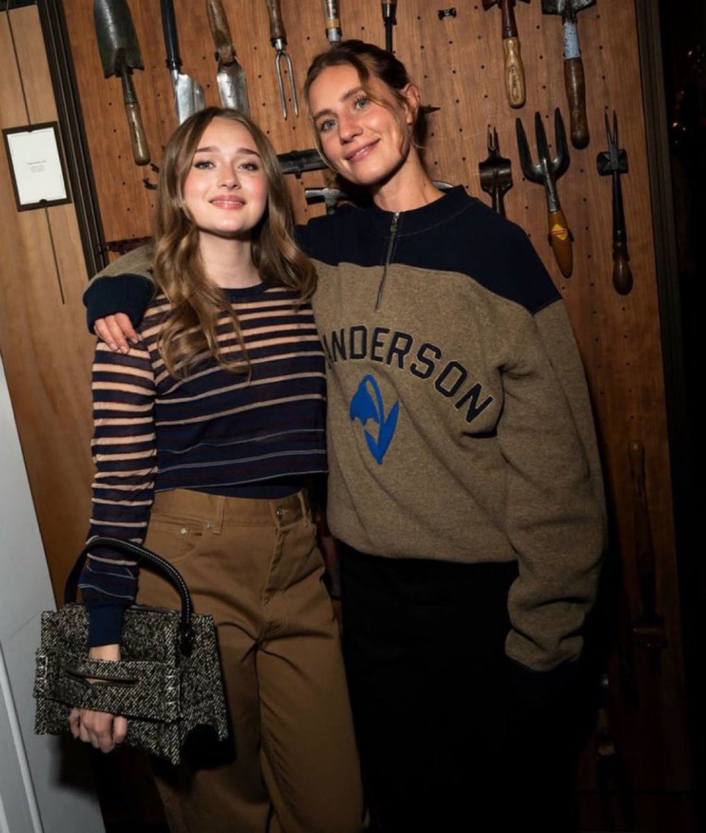 offcampusbra's tweet photo. 📸| Nova foto de India Fowler no evento da JW Anderson Pimlico, que celebra A COMPOSITION, uma exposição de obras de Cerith Wyn Evans. https://t.co/csH0bw9W1q