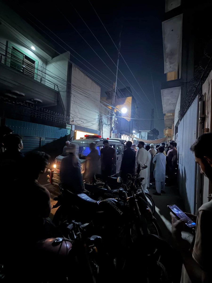 Imran_Nawaz_'s tweet photo. ملتان میں بچے کو گاڑی تلے روندنے کے مقدمے میں پولیس مقابلے کے دوران ہلاک ہونے والے ملزم توقیر کی لاش پوسٹ مارٹم کے بعد زکریا ٹاؤن میں اس کے گھر پہنچا دی گئی، لاش گھر پہنچنے پر اہل خانہ اور اہل علاقہ کی بڑی تعداد موجود ہے https://t.co/Ohk3lt5dJt