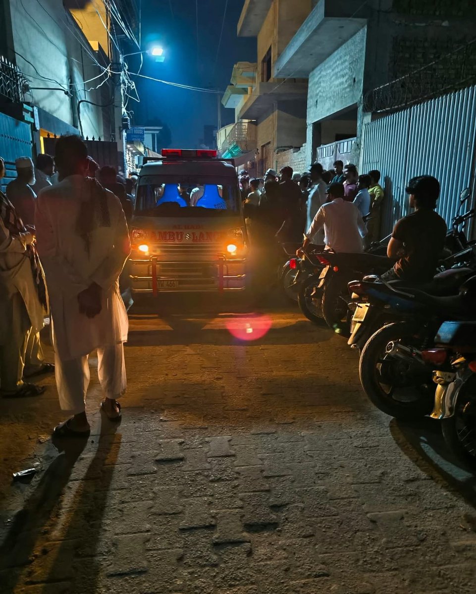 Imran_Nawaz_'s tweet photo. ملتان میں بچے کو گاڑی تلے روندنے کے مقدمے میں پولیس مقابلے کے دوران ہلاک ہونے والے ملزم توقیر کی لاش پوسٹ مارٹم کے بعد زکریا ٹاؤن میں اس کے گھر پہنچا دی گئی، لاش گھر پہنچنے پر اہل خانہ اور اہل علاقہ کی بڑی تعداد موجود ہے https://t.co/Ohk3lt5dJt