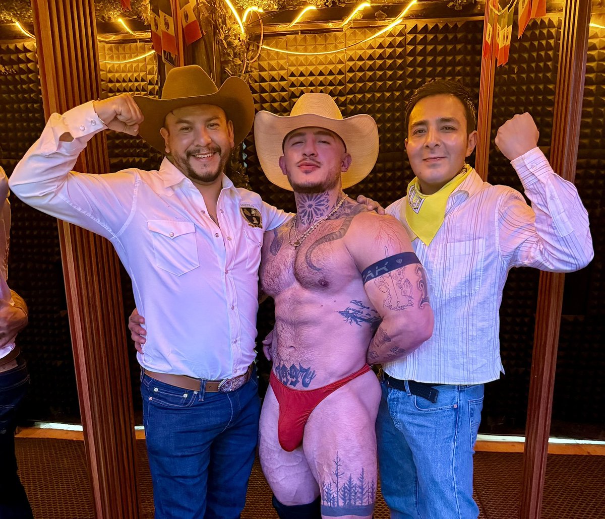 GerardoBaMaCDMX's tweet photo. Yo aquí bien feliz 😍 con mi Crush @IzakAlvarado22 sigan los detalles a través de @revistaboysmx y todo lo acontecido en #LANACIONAL2026

@Vaqueros_Cdmx &amp; @fortismx 🫂
Esto se puso muy 🥵🔥🤠🏳️‍🌈 https://t.co/EXPTD841oM