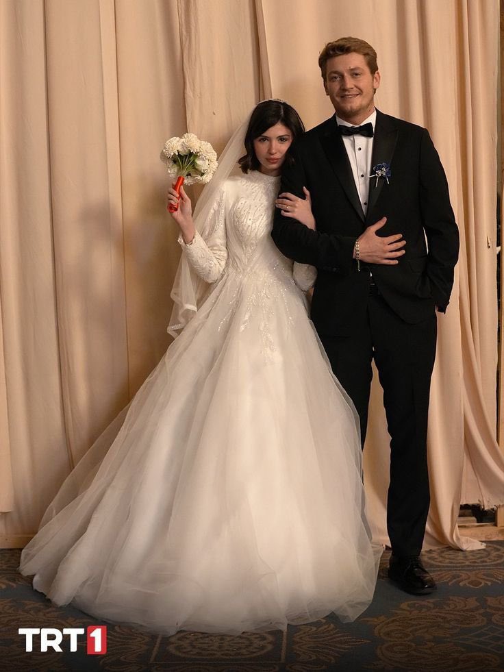 Selen0be's tweet photo. @OGMPictures @tasacakbudeniz @trt1 yerin yanın bende olsun gelin damat 

#İsFad İsFad ÖzlemişimGülüşünü
#ErdemŞanlı İsoFurtuna UçanAtmaca https://t.co/MtLzBjSOzi