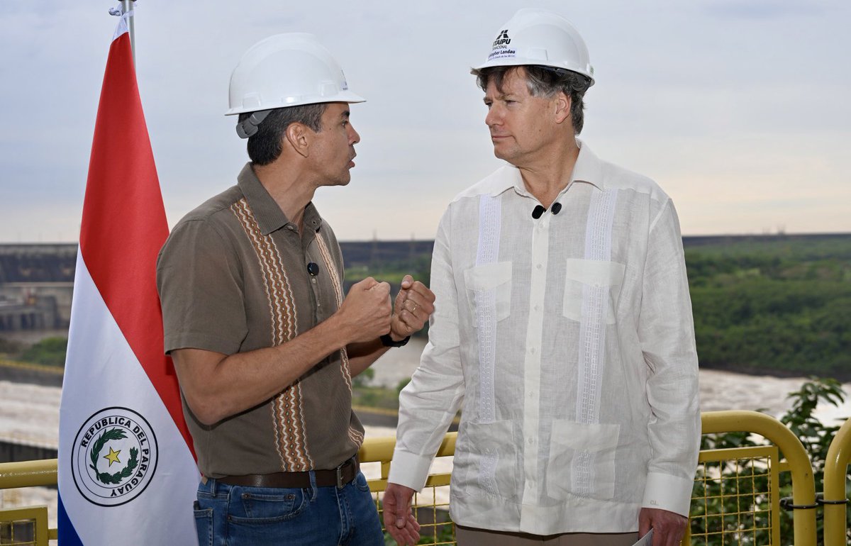 laembajada's tweet photo. ¡Energía que impulsa oportunidades! 🙌🏻

La energía limpia y renovable del Paraguay representa un enorme potencial para atraer inversiones, impulsar la innovación y promover el desarrollo económico. Durante su visita a Itaipú, el Vicesecretario de Estado @DeputySecState y la delegación estadounidense conocieron la historia, el funcionamiento y la capacidad de generación de una de las mayores centrales hidroeléctricas del mundo.  Una oportunidad para destacar el potencial energético del Paraguay y explorar nuevas posibilidades de cooperación económica y comercial entre nuestros países. ⚡️🇵🇾🤝🇺🇸
