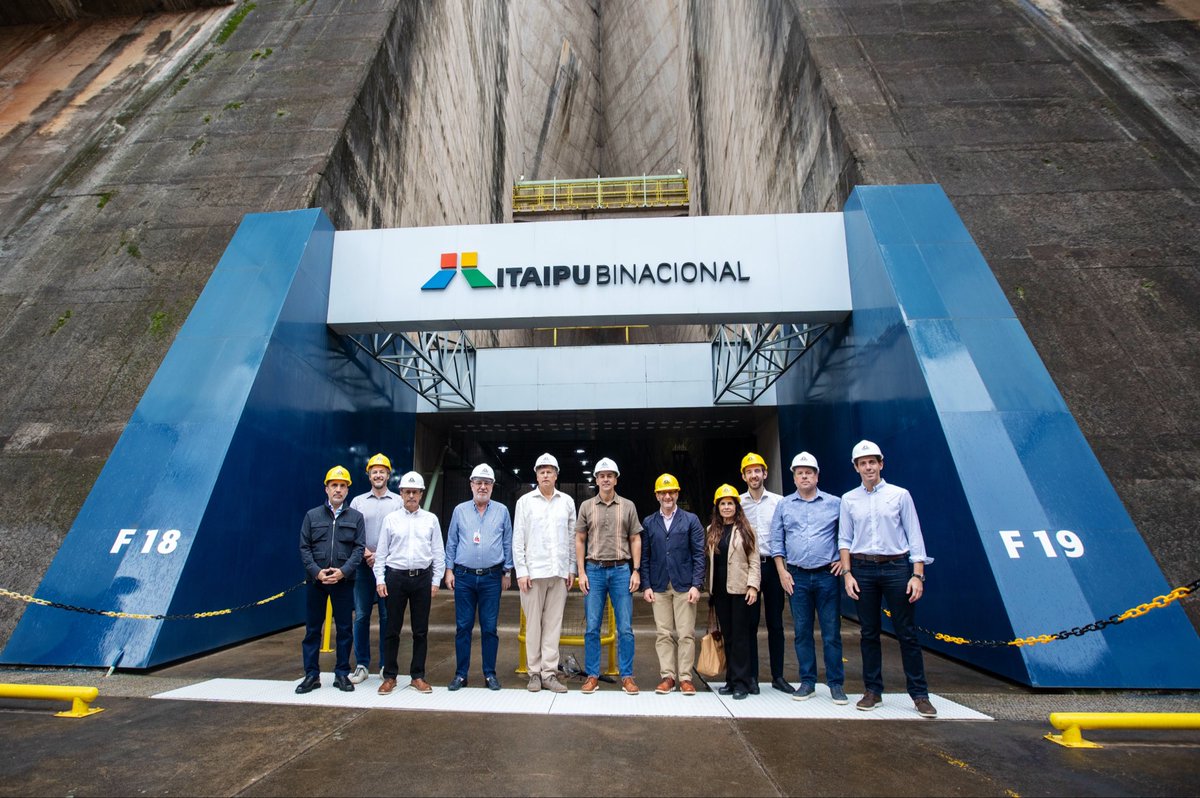 laembajada's tweet photo. ¡Energía que impulsa oportunidades! 🙌🏻

La energía limpia y renovable del Paraguay representa un enorme potencial para atraer inversiones, impulsar la innovación y promover el desarrollo económico. Durante su visita a Itaipú, el Vicesecretario de Estado @DeputySecState y la delegación estadounidense conocieron la historia, el funcionamiento y la capacidad de generación de una de las mayores centrales hidroeléctricas del mundo.  Una oportunidad para destacar el potencial energético del Paraguay y explorar nuevas posibilidades de cooperación económica y comercial entre nuestros países. ⚡️🇵🇾🤝🇺🇸