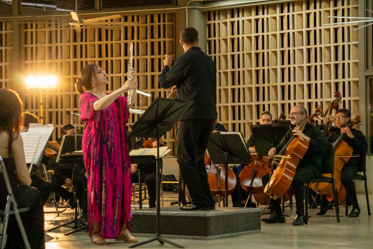 SECTURCampeche's tweet photo. La estación San Francisco de Campeche se llenó de música con la presentación de la Orquesta Sinfónica del Estado de México, como parte de su Gira Tren Maya por su 55 aniversario. 

Una velada que acercó la música y la cultura al público campechano.

#ElTurismoSomosTodos https://t.co/4p7LlNIcWh