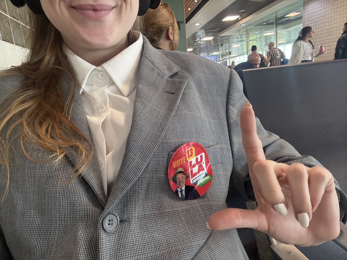 DeunerNatalia's tweet photo. to assim no aero, dois senhores mega arrumadinhos passaram por mim e falaram BORA LULA engomadinhos com lula https://t.co/UOiccftew2