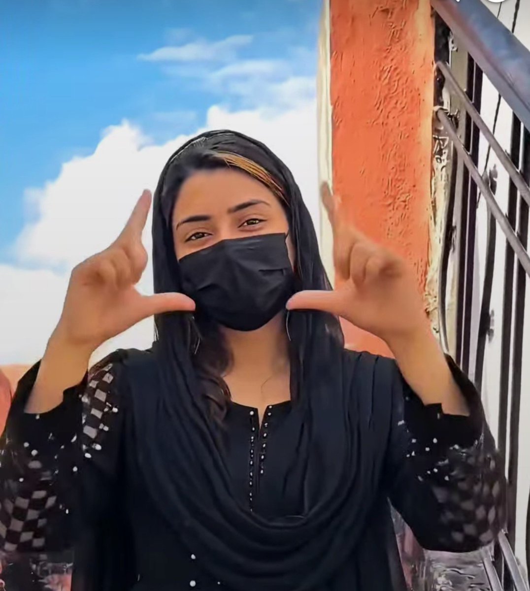 RealHaadia's tweet photo. میں کبھی کبھی سوچتی ہوں نخرے تو میرے ہیں ہی نہیں پھر میرا بندہ اٹھائے گا کیا...🙁 https://t.co/YWaee93JUR