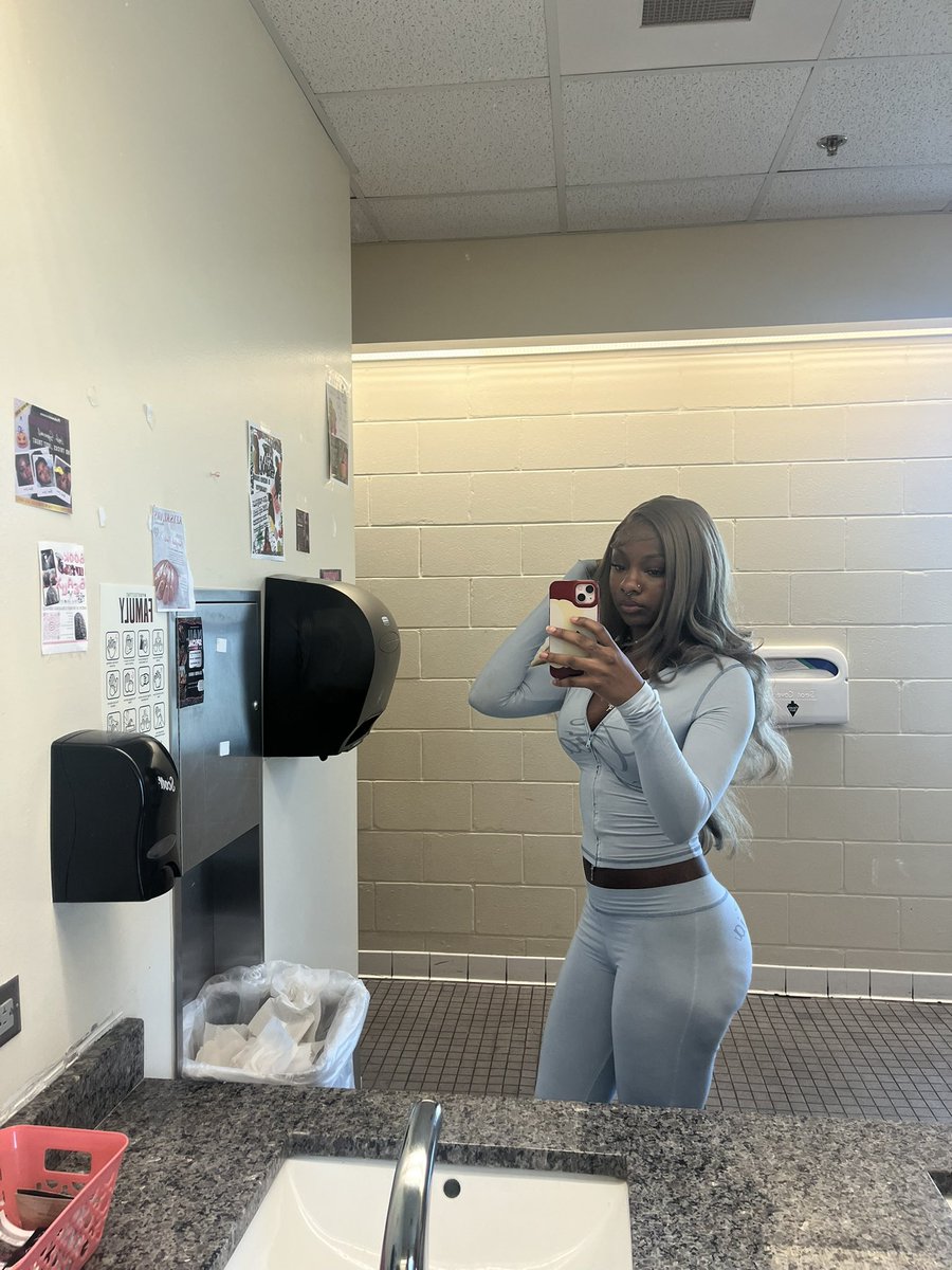 MakaylaSutt's tweet photo. i luv school #darkskin #schoolgirl #DOMIIA https://t.co/M27UxFqYgU