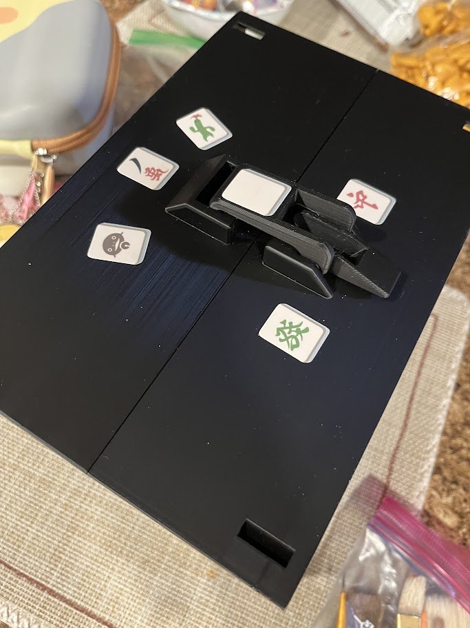 vimimi33's tweet photo. noo don't immediately sticker bomb the mahjong box nooooo (fishjong from @ jazzyplz (bsky) !!!) https://t.co/peq3qhhuCd