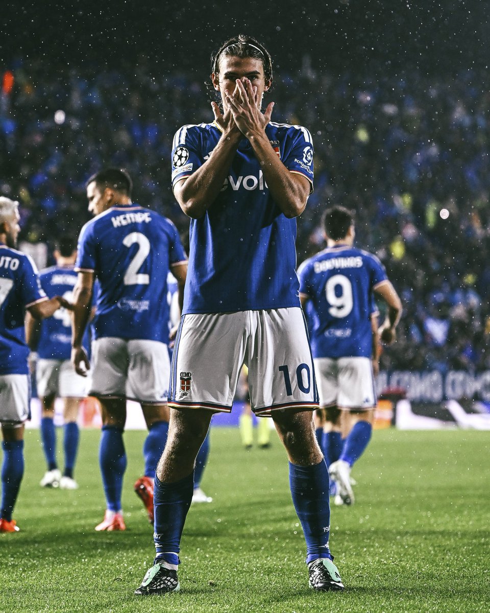 _Alvarovic's tweet photo. 💎🔵 Por si alguno no se había enterado todavía. Si Nico Paz empieza a aparecer en partidos de este calibre… va a ser un futbolista todavía más grande. No tiene techo. Dos goles y una asistencia contra el United.

🌟 Su primera noche grande de Champions con el Como. https://t.co/DNz0BD2Htq