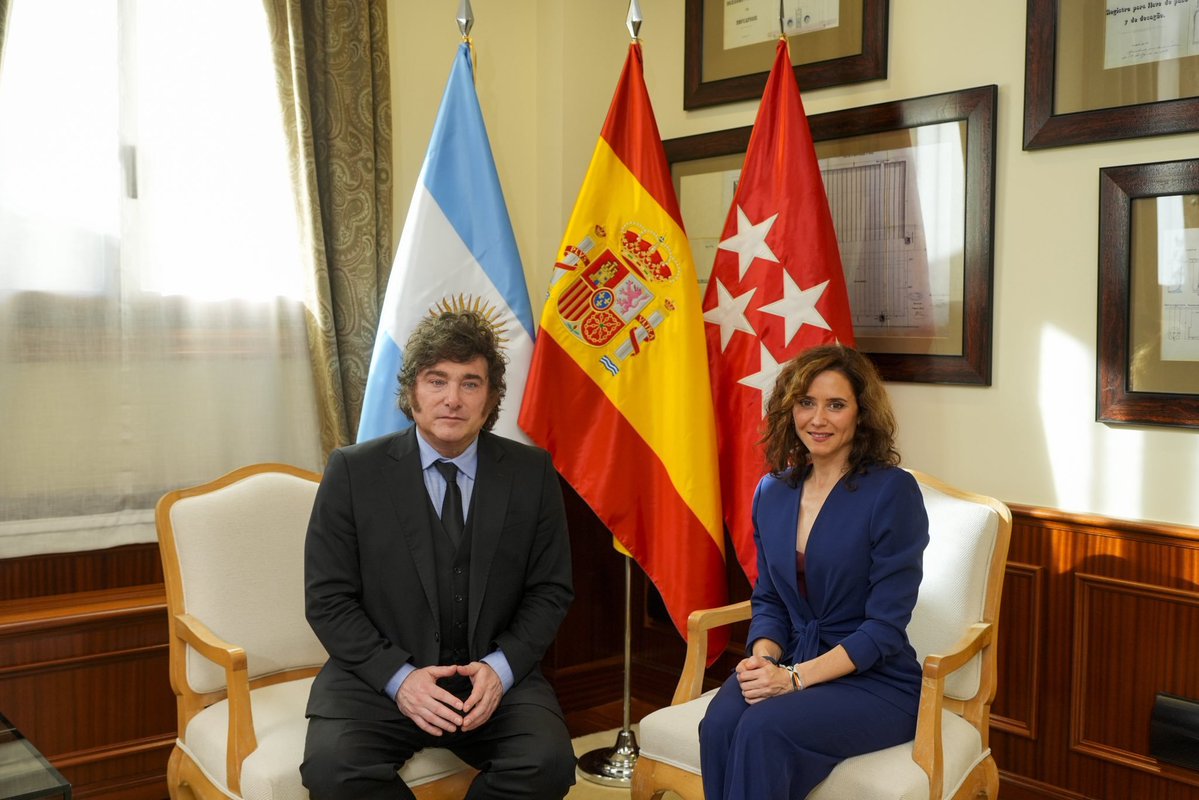 BenderOfuscado's tweet photo. -Te gusta mi nueva oficina, Javier?
-Habría estado mejor el ático.
-Ya, es que me pillaron.
-Putos zurdos... https://t.co/A83n8Nittr