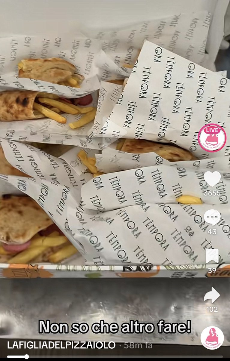 cmqpertina's tweet photo. Quello che sta facendo questa ragazza da più di 24 ore è solo da ammirare adda campa cient ann e come lei tutte le persone che da ieri stanno preparando pentoloni di cibo da portare a chi sta protestando per far avere una vita dignitosa a tutti noi quanto è bello essere terroni https://t.co/2JRRbZWzkO