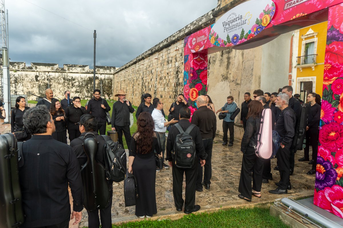 SECTURCampeche's tweet photo. Acompañamos a la Orquesta Sinfónica del Estado de México en un recorrido por la Ciudad Amurallada y un traslado en el Tren Ligero rumbo a la estación del Tren Maya, para descubrir la riqueza histórica, cultural y arquitectónica de Campeche. 🚆

#ElTurismoSomosTodos https://t.co/tFIvnsh1H4