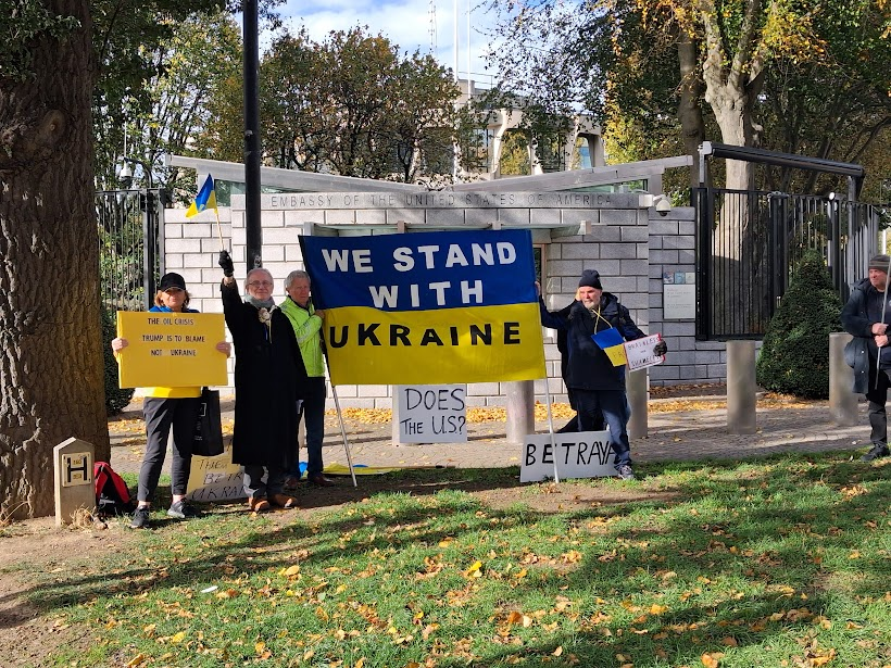 Ordinar23421152's tweet photo. At our small protest outside the American Embassy in Dublin today... two " #Humanitarians " 🤮🤮 who continue to massage one another's egos and make 💰💰💰 deals, while #Oleshky continues to starve. https://t.co/2CEWQm1WYZ
