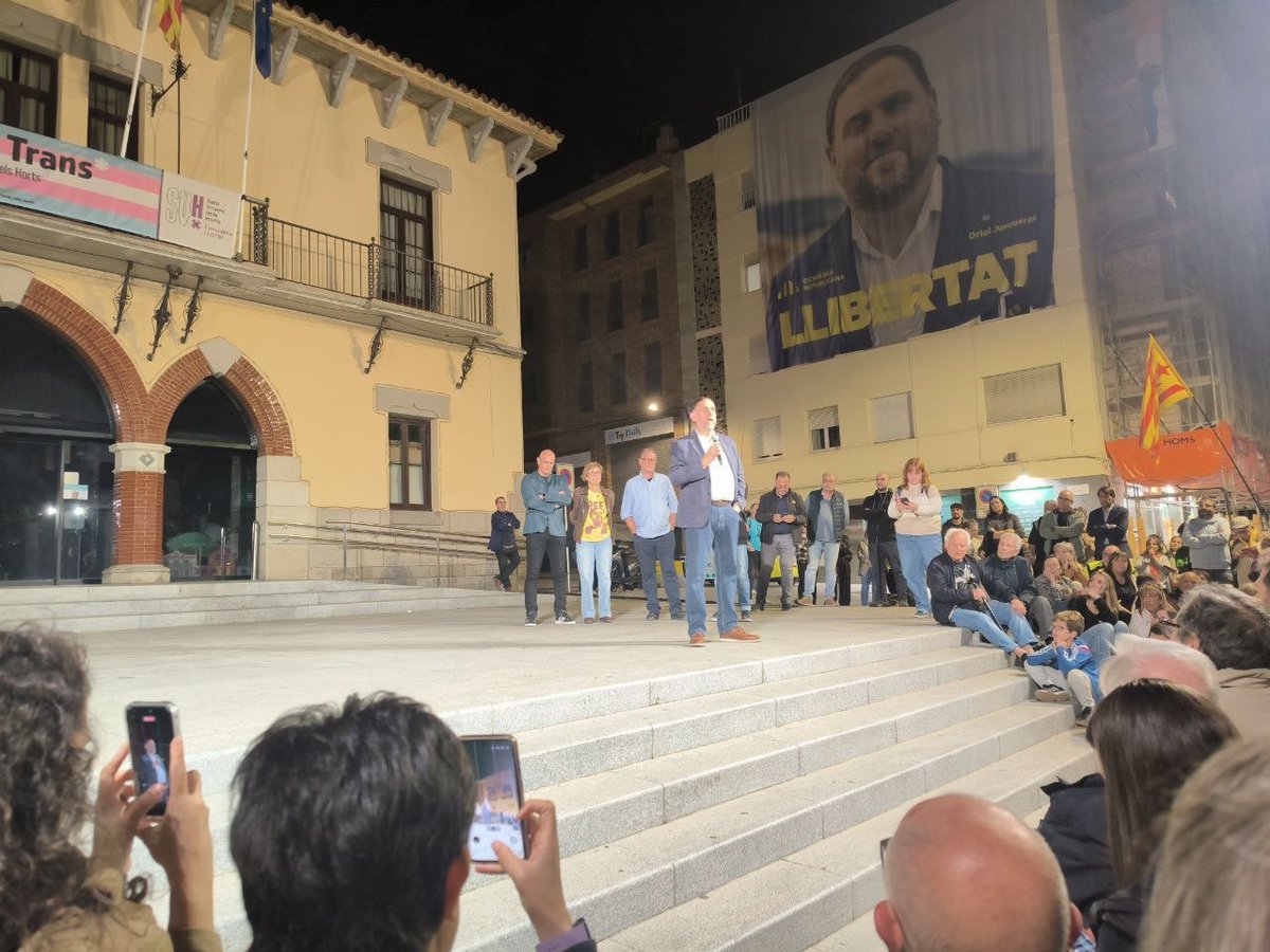omnium's tweet photo. Amb l’aplicació de l’amnistia es restauren els drets civils i polítics d’Oriol @Junqueras. Avui l’acompanyem per celebrar-ho a Sant Vicenç dels Horts amb el nostre president, @XavierAntich.

Ara cal que l’amnistia sigui total i que tots els exiliats puguin tornar a casa! https://t.co/kpeorEKUQL