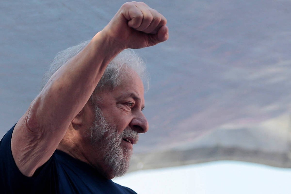 vinicios_betiol's tweet photo. Isto aqui é muito importante pro debate de sexta:

Lula não pode perguntar ao Flávio Bolsonaro sobre os escândalos que ele está envolvido.

Não pode simplesmente pq ele não vai responder o que for comprometedor e o que ele responder, será mentira.

O Lula precisa acusar os Flávio, sem perguntar. Principalmente quando não houver mais chance de réplica. Perguntar é dar espaço pra ele mentir ou mudar de assunto fazendo acusações ao presidente.

O Janones pode fazer esse treinamento. Acuse sobre a ilha do Richarlison, sobre a visita ao Vorcaro depois de sair da cadeia, sobre o pai dele pintar clima bom crianças e fazer um desastre na pandemia, sobre a relação do grupo político dele com o Comando Vermelho e daí por diante.

No último debate, ao perguntar e dar voz ao Flávio, o Lula ficou na defensiva do tempo todo. Acusar sem perguntar é a forma de lidar com gente da estirpe do Flávio Bolsonaro.