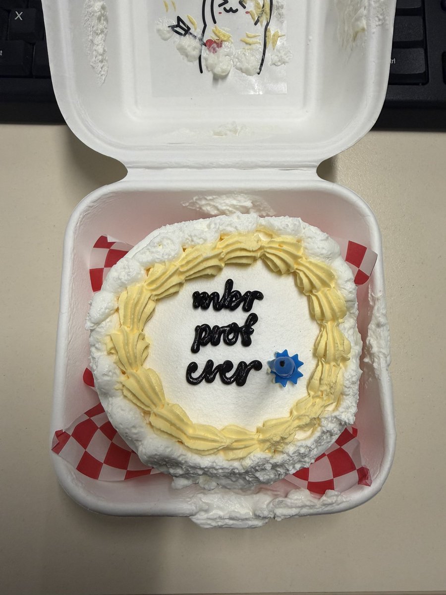 yamotopapi's tweet photo. Quand mes élèves de terminale m’ont offert un bento cake pour me remercier d’avoir été le meilleur prof 

Bah écoutez j’ai pleuré https://t.co/YDibY72uxL