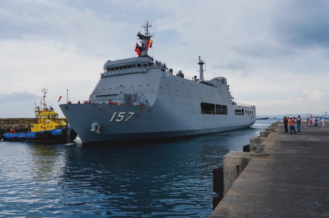 SA_Defensa's tweet photo. 📍Manta, #Ecuador (🇪🇨)

The @naval_peru (🇵🇪) BAP Paita (AMP-157) has arrived in Manta ahead of its participation in the SOLIDAREX V 2026 exercises.

Personnel from Brazil, Colombia, Chile, Peru, the United States, and the Dominican Republic will be participating. https://t.co/v0s4dDNZ2e