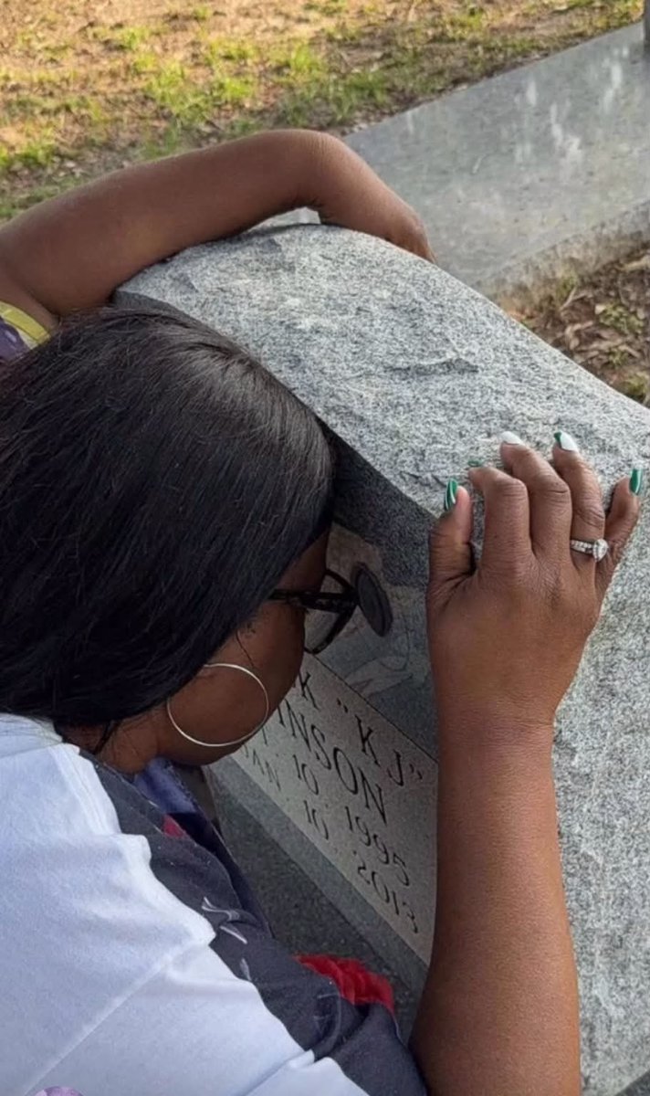 RoyIsThaTruth's tweet photo. 💔 This mother should NEVER have to hug a headstone instead of her child.🕊️😭
#JusticeForKendrickJohnson https://t.co/1yMEcmtATh