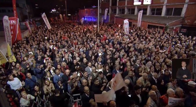 ugurdundarTV's tweet photo. Yeni Parti ve Genel Başkanı Özgür Özel'in Halk Tv seyircisinin coşkulu katılımıyla yaptığı mitingden birkaç kare... https://t.co/icVYCPq3sJ